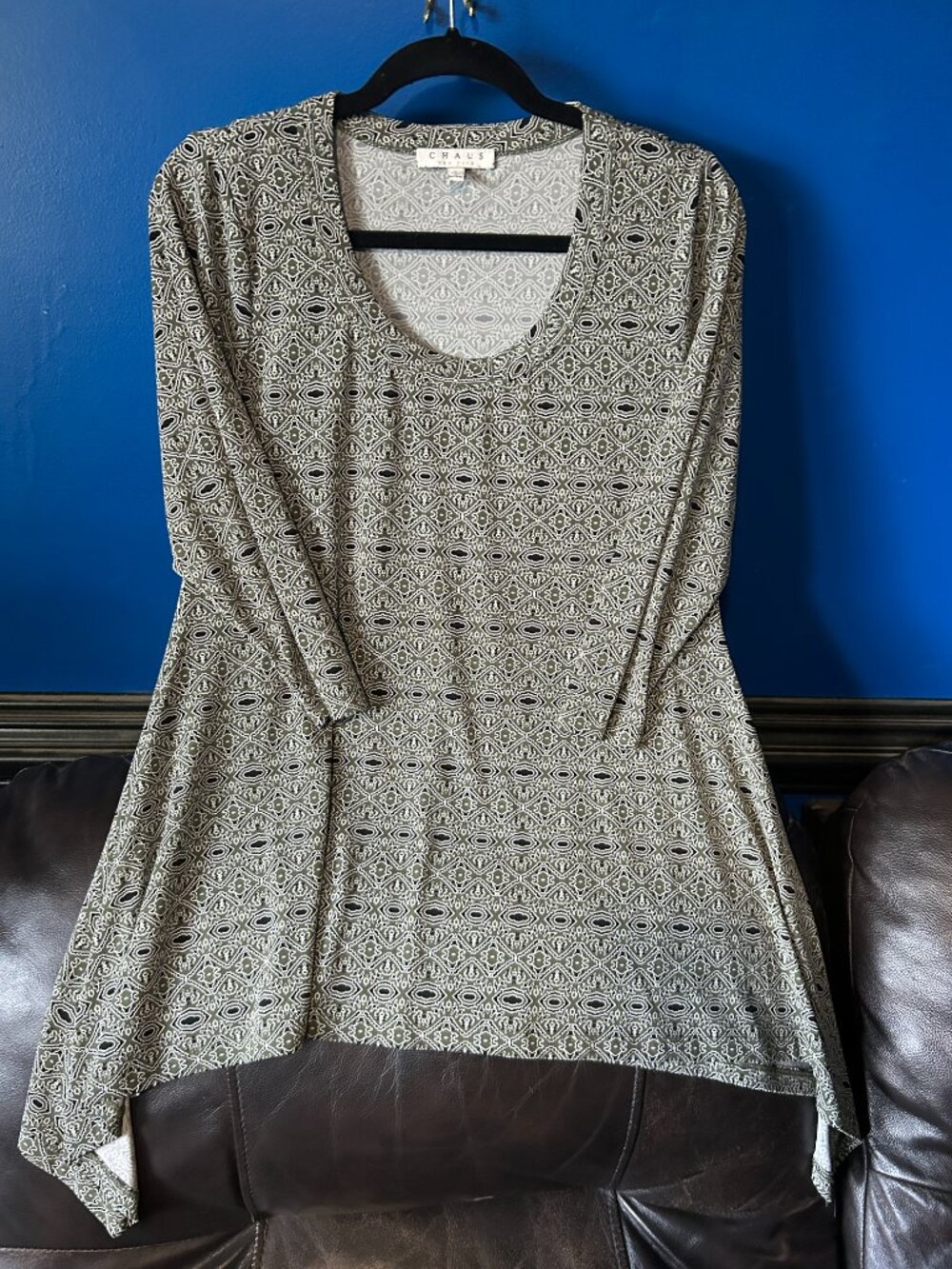 Chaus short sleeve olive green/black pattern shark bite flowy pointed hem L